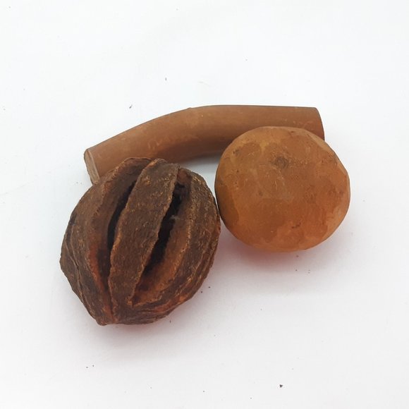 African Rattan Basket and Dried Display Objects - Picture 11 of 11